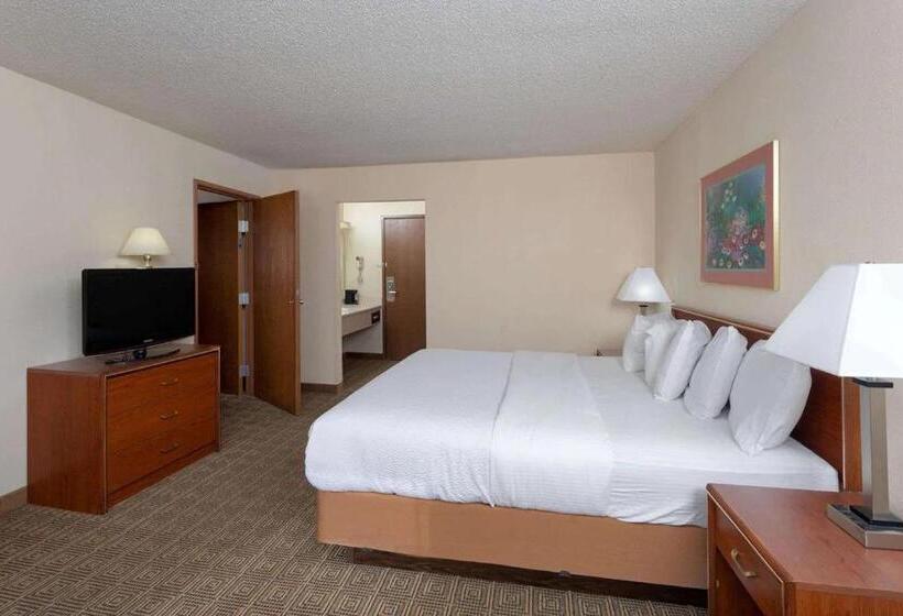 Superior Zimmer Kingsize Bett, Norwood Inn & Suites Indianapolis