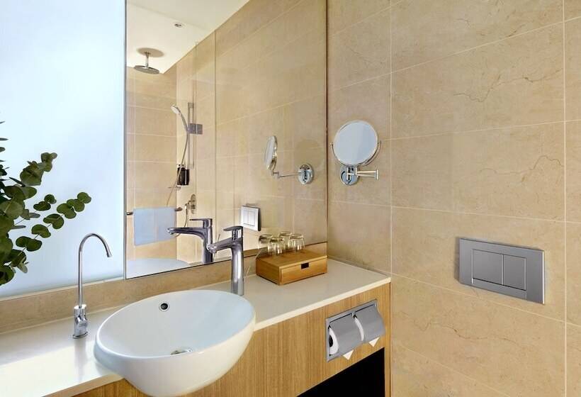Deluxe Room, Momentus Hotel Alexandra