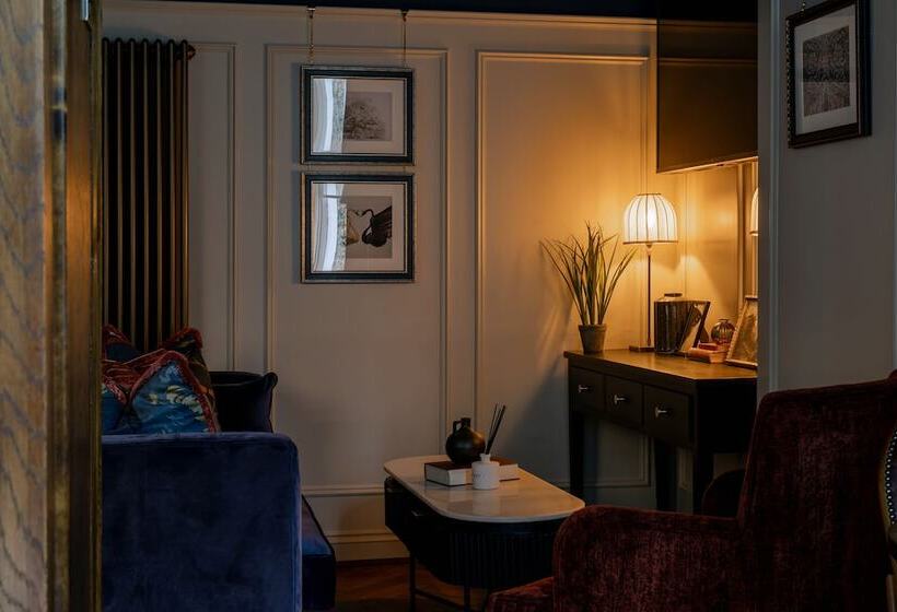 Номер Стандарт, Worplesdon Place