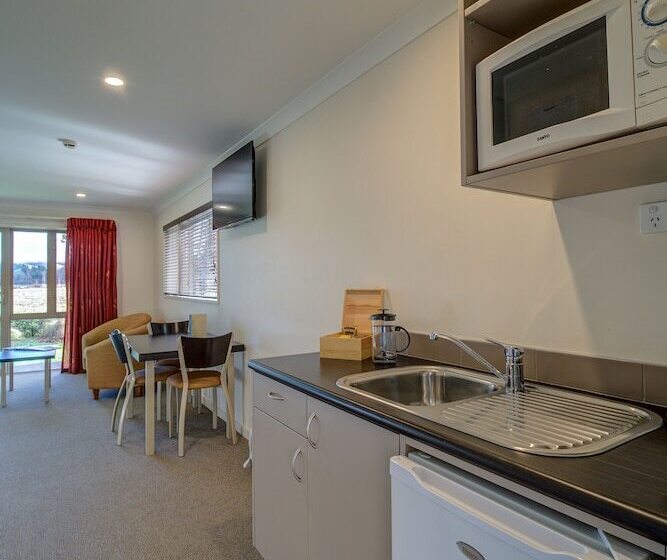 Студия Премиум, Hanmer Springs Retreat