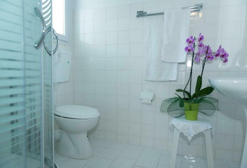 اتاق استاندارد با چشمانداز باغ, Alinda