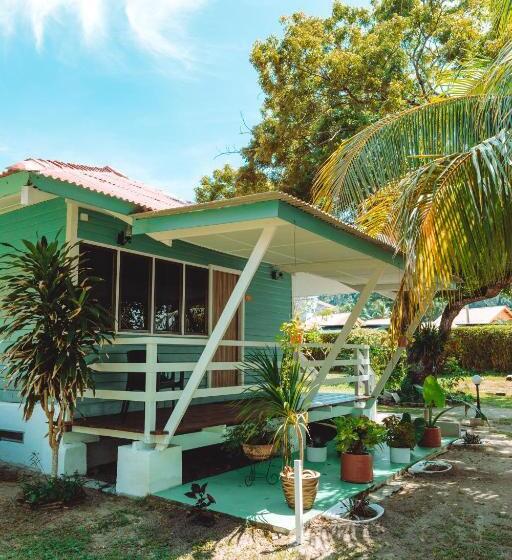 کلبه ییلاقی, Pangkor Sandy Beach Resort