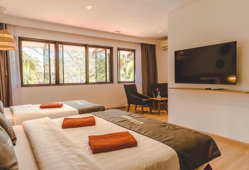 اتاق لوکس سه تخته, Pangkor Sandy Beach Resort
