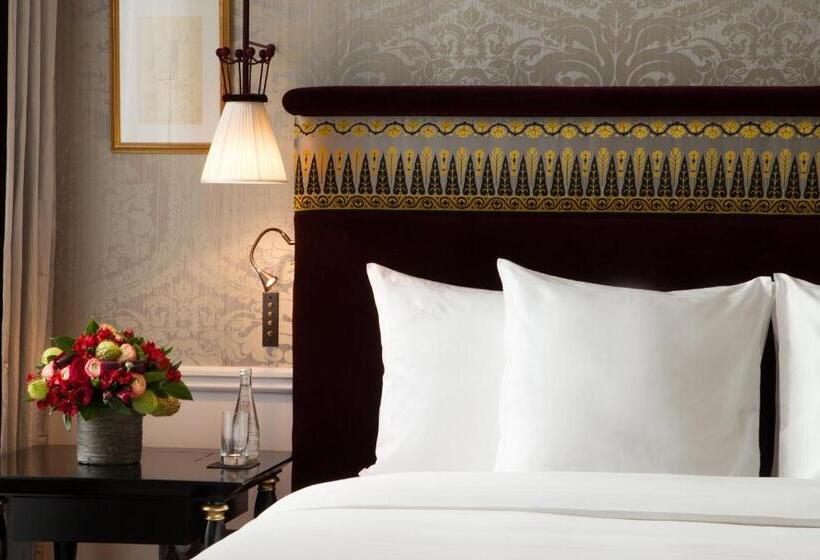 Chambre Premium, La Réserve Paris Hotel & Spa