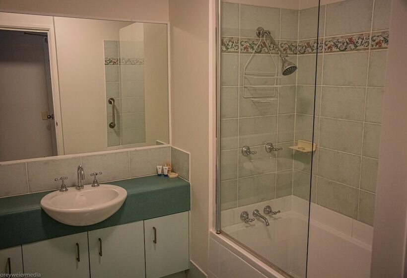 패밀리 아파트, Tripcony Quays Apartments
