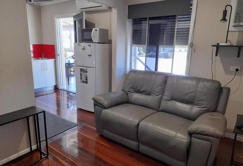 스탠다드 스튜디오, Airlie Apartments
