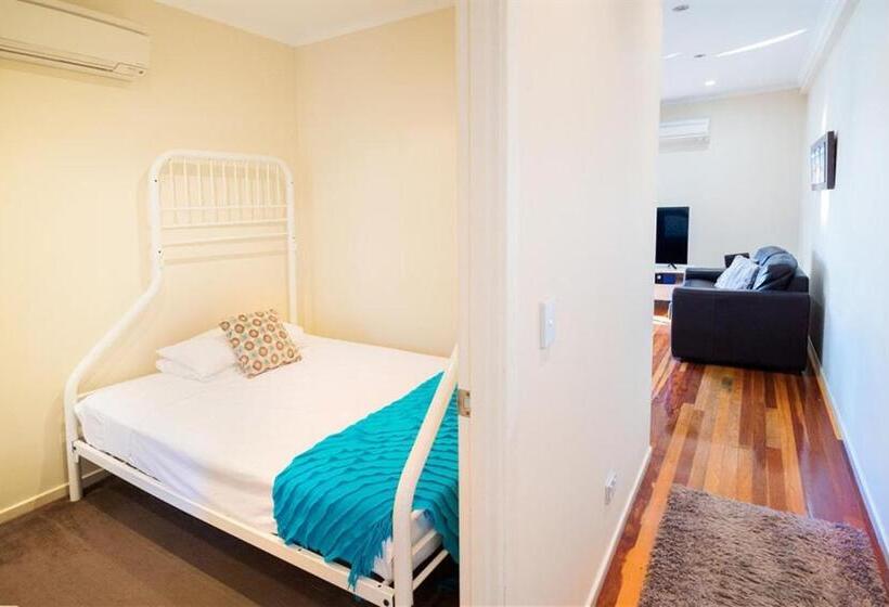 Superior 2-bedroom flat with sea view, Airlie Apartments