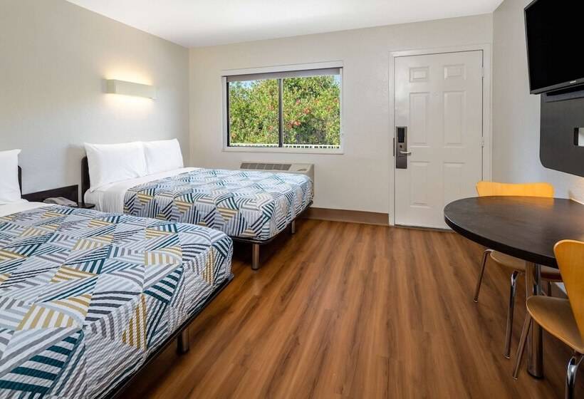 Номер Deluxe, Motel 6 Santa Barbara, Ca   State Street