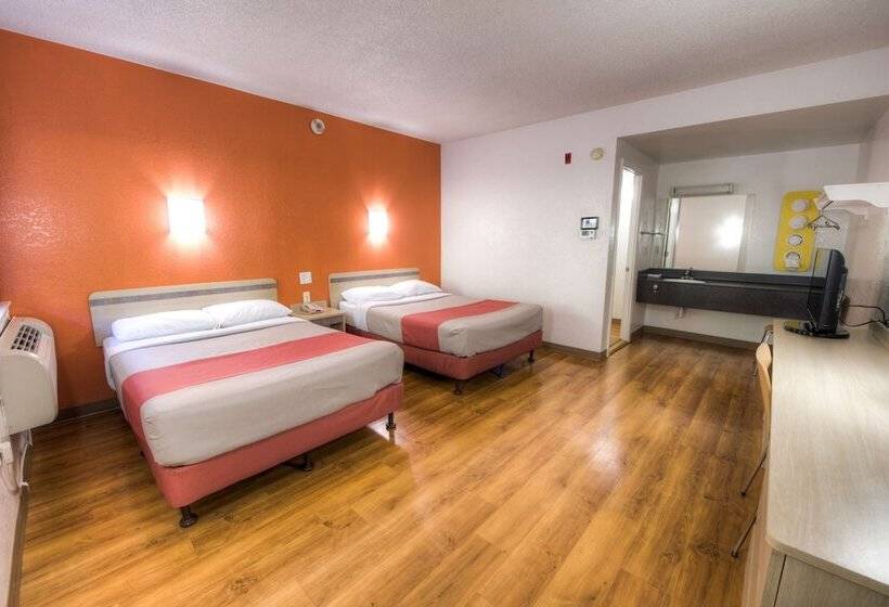 스탠다드 룸 더블 침대 2개, Motel 6niantic, Ct  New London