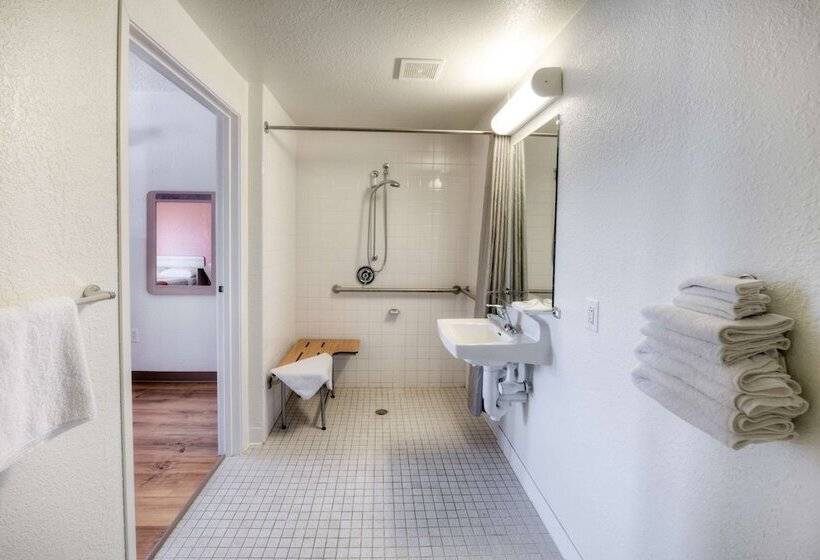 장애인용 디럭스룸, Motel 6niantic, Ct  New London