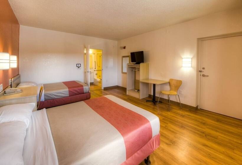 장애인용 디럭스룸, Motel 6niantic, Ct  New London