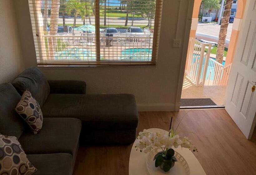 מיטת קינג בסוויטה, Coral Key Inn