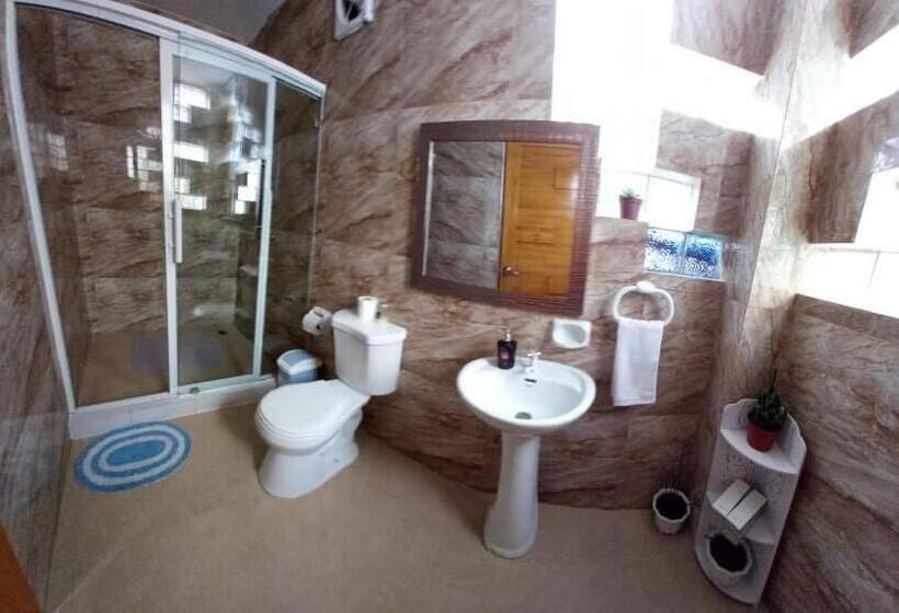 اتاق خانوادگی, Blue Moon Inn