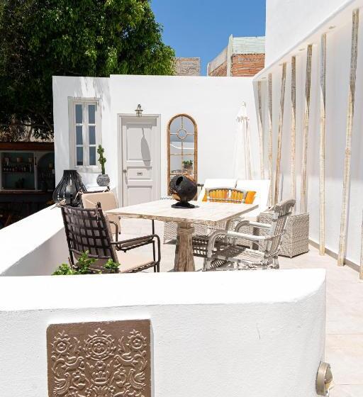 سوییت جونیور با چشم‌انداز استخر, The Museum Project Oia
