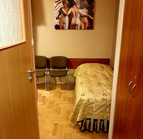 Семейный Номер, Pałac Pod Dębami