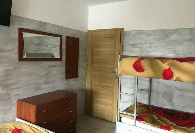 اتاق چهار تخته با دستشویی مشترک, Hostel Radom