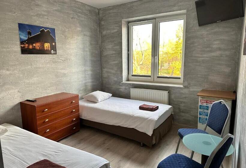 اتاق استاندارد با سرویس بهداشتی مشترک, Hostel Radom