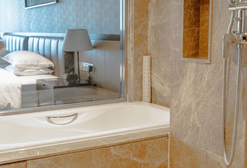 اتاق استاندارد با 2 تخت دوبل, Four Points By Sheraton Qingdao, West Coast