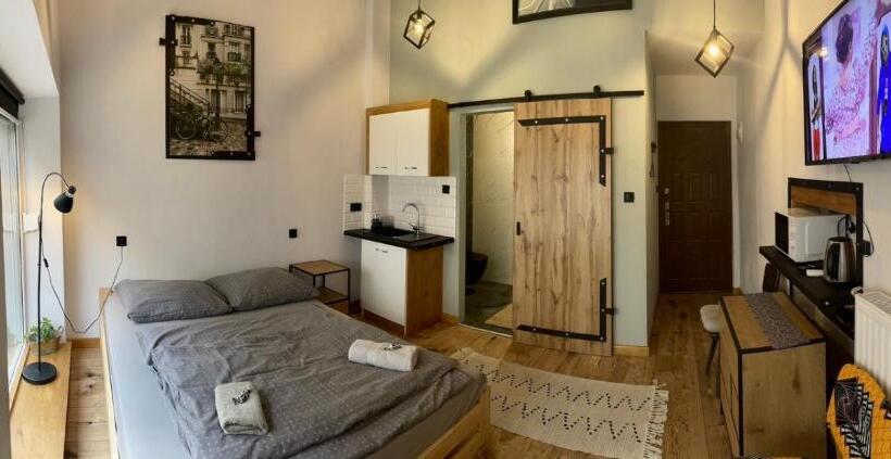 Студия Deluxe, Mazurska 8a
