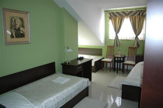 اتاق استاندارد سه نفره, Adria