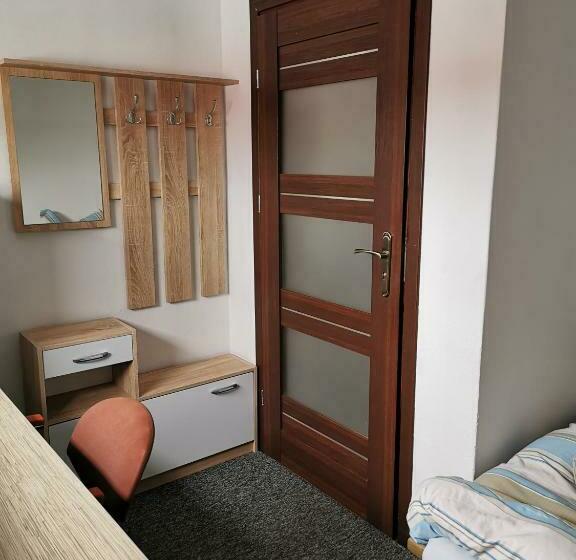تختخواب در اتاق مشترک, For Rest Hostel
