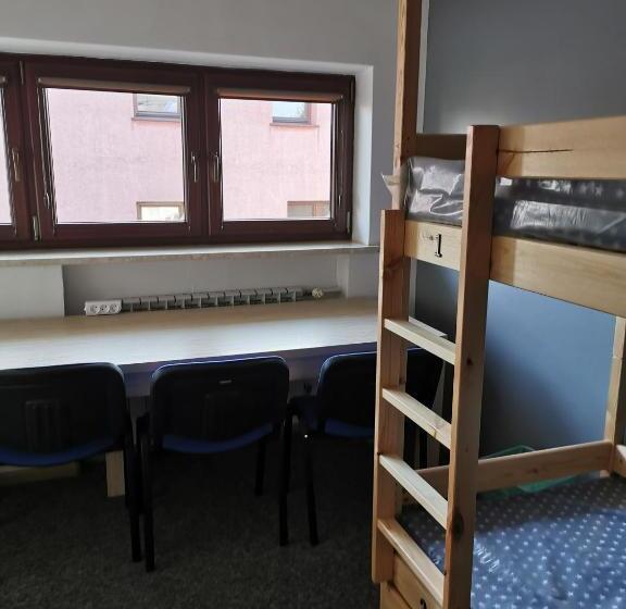 تختخواب در اتاق مشترک, For Rest Hostel