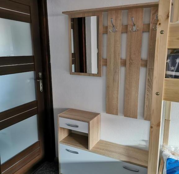 تختخواب در اتاق مشترک, For Rest Hostel
