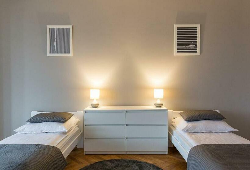 اتاق استاندارد سه تخته با سرویس بهداشتی مشترک, Hostel Zakątek Ulica Grunwaldzka