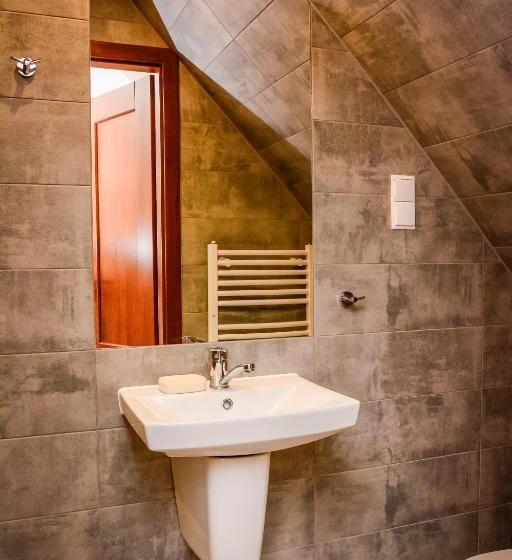 اتاق استاندارد چهار تخته, Dom Na Klonowym Wzgórzu