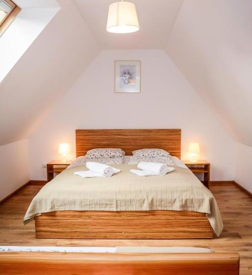 استودیوی استاندارد, Dom Na Klonowym Wzgórzu