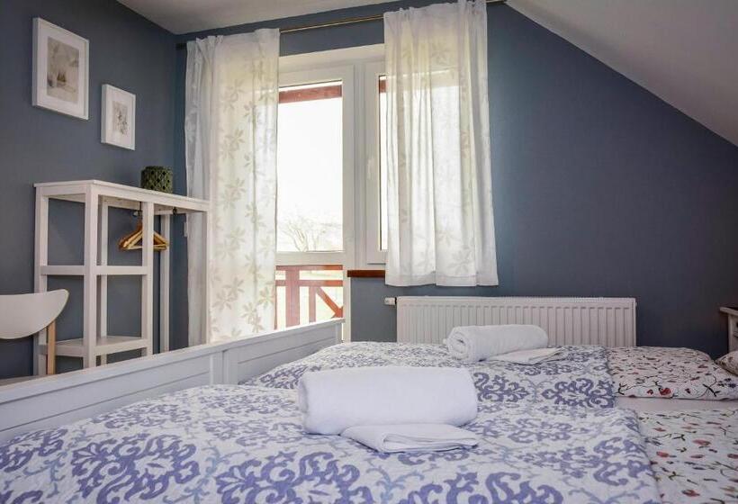 اتاق اکونومی, Dom Na Klonowym Wzgórzu