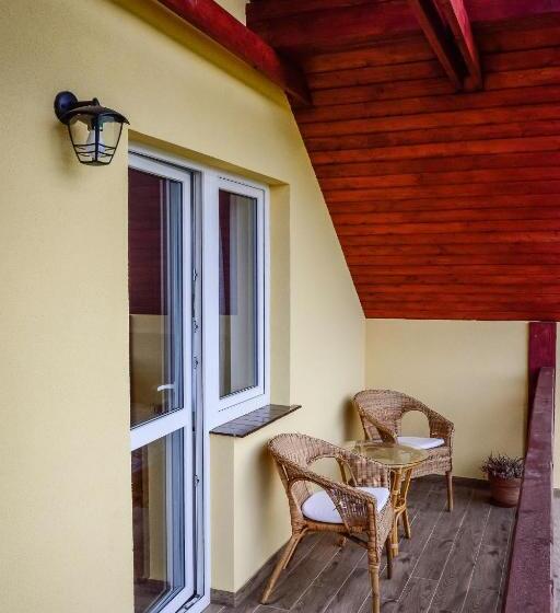 اتاق اکونومی, Dom Na Klonowym Wzgórzu