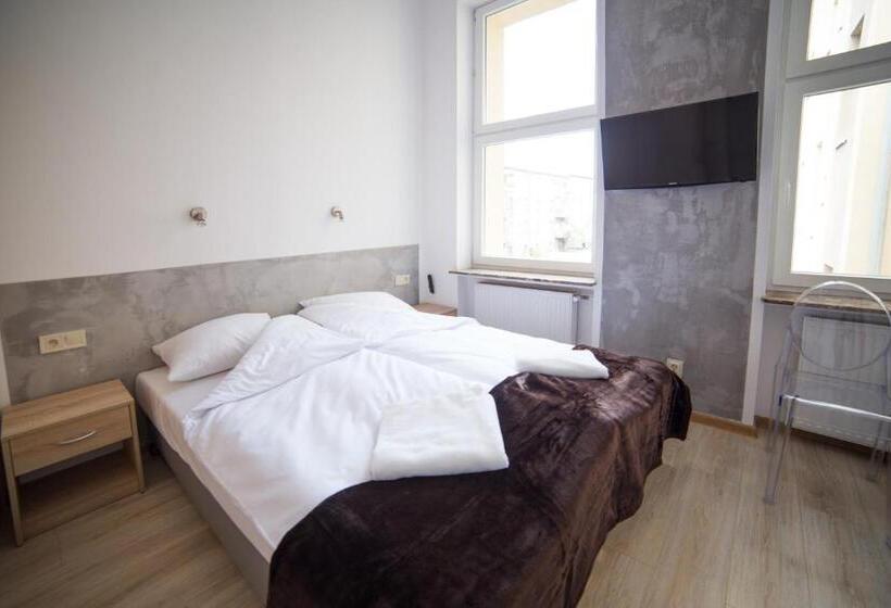 اتاق استاندارد, Operahostel