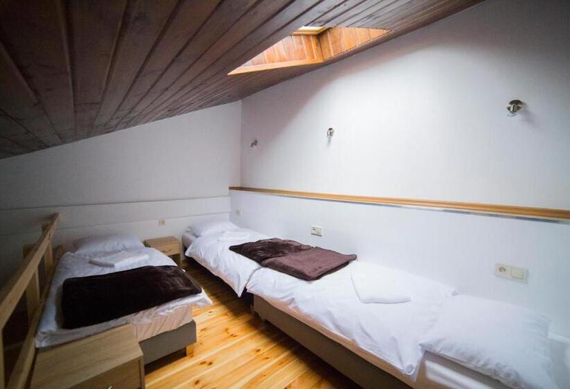 اتاق استاندارد سه نفره, Operahostel