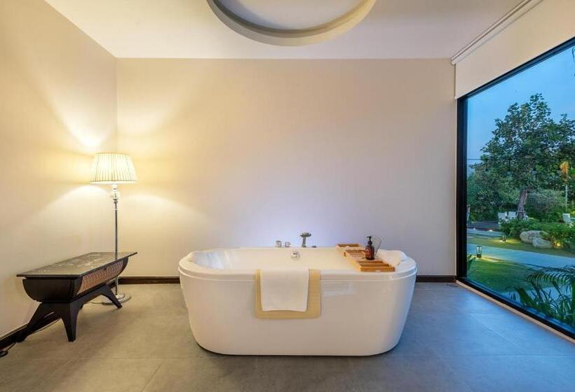 اتاق استاندارد با تخت بزرگ, Phukalini Luxury Pool Villa & Onsen Sha Plus Certified
