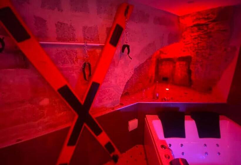 اتاق لوکس, Rebel Suite Cross