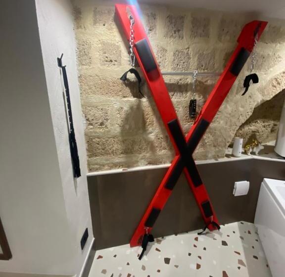 اتاق لوکس, Rebel Suite Cross