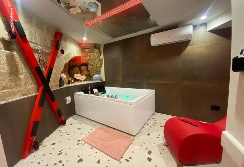 اتاق لوکس, Rebel Suite Cross