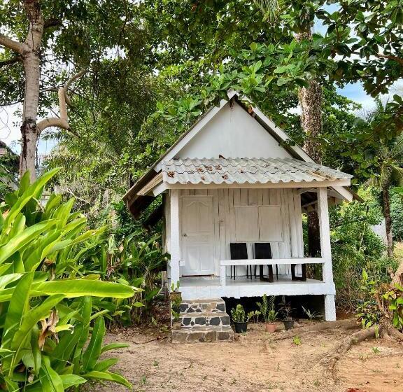 بانگلوی استاندارد, Kohmak Homehug&beachclub