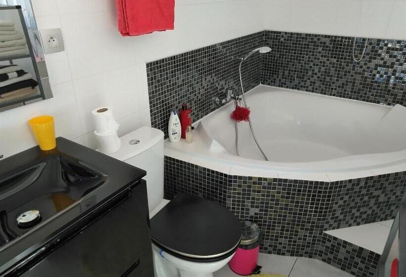 اتاق لوکس با چشم‌انداز دریا, Charmante Chambre Avec Vue Mer