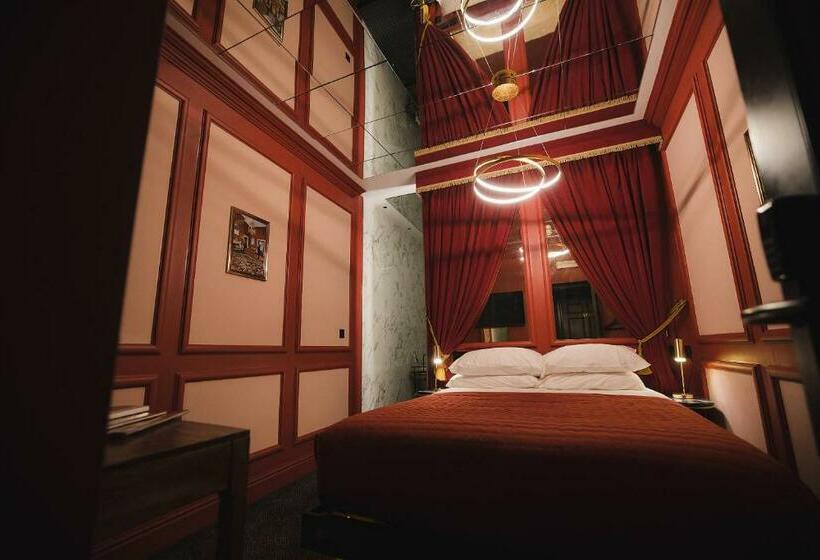 اتاق سوپریور با تخت دو نفره بزرگ, Impossible Motel