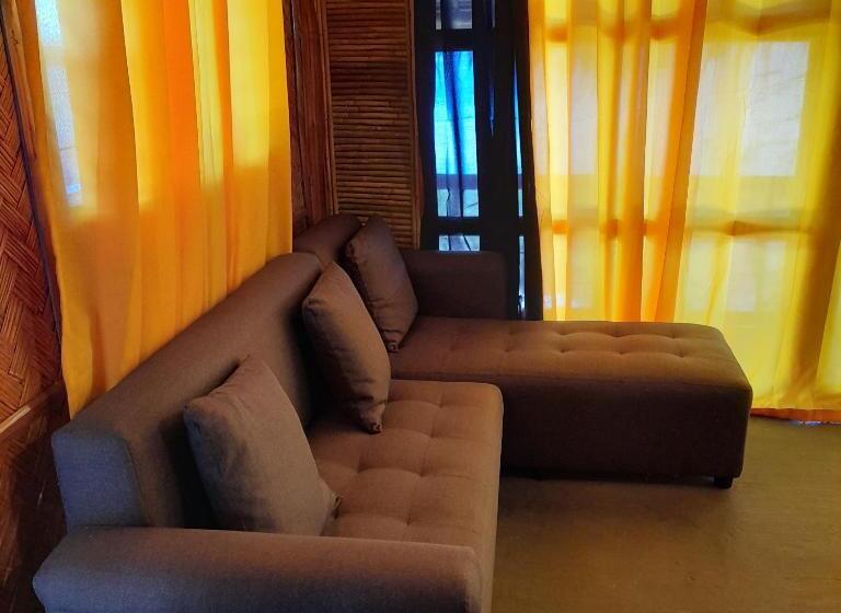 بانگلوی استاندارد با چشم‌انداز دریا, Miley Lodging Restobar