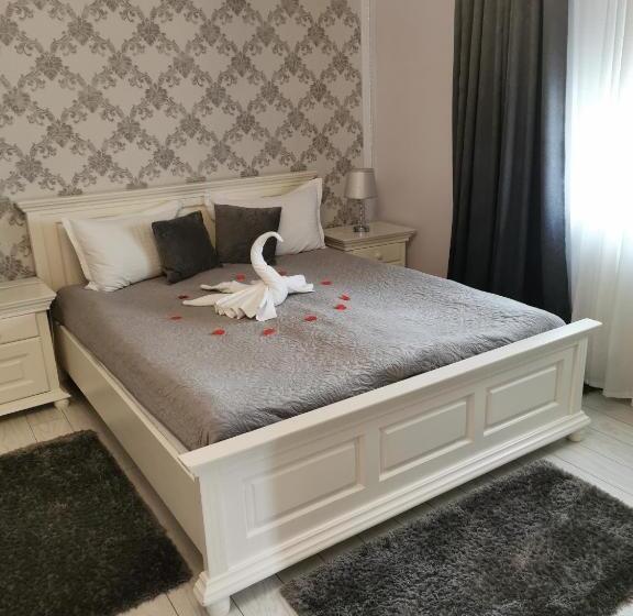 اتاق استاندارد سه نفره, Select House