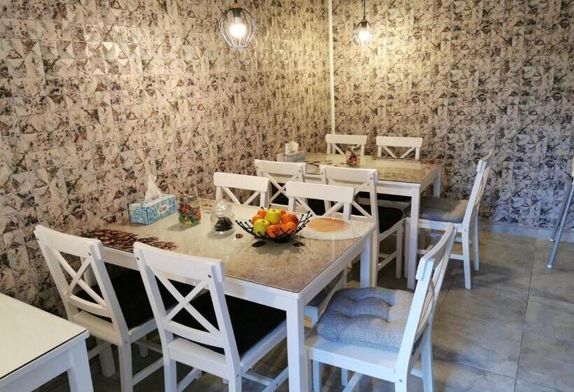 اتاق لوکس سه تخته, Select House