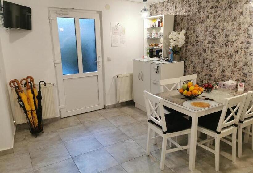 استودیوی لوکس, Select House