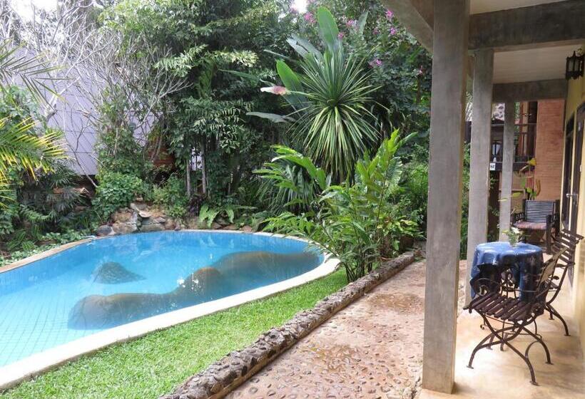 Номер Стандарт Вид на Бассейн, Little Eden Guesthouse