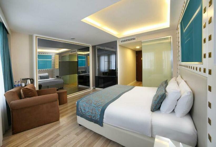 اتاق خانوادگی تودرتو, Great Fortune Hotel & Spa