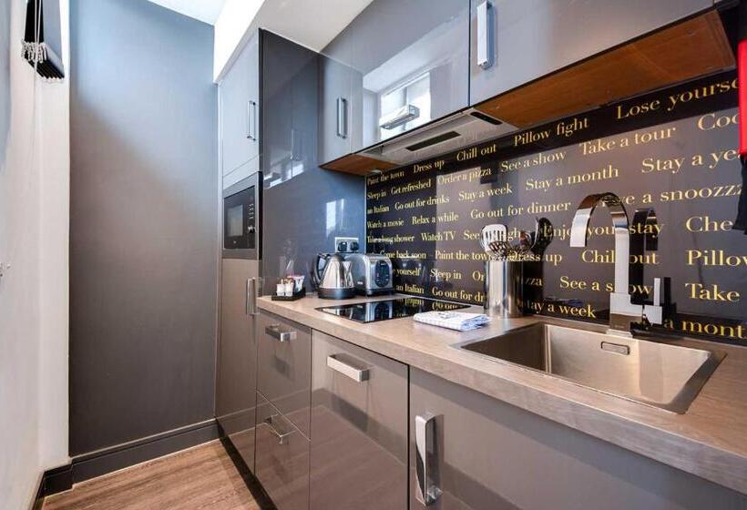 Студия Superior, Roomzzz Chester City