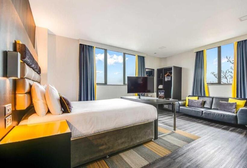 Семейное Студио, Roomzzz Chester City
