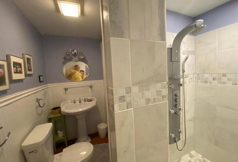 스위트 킹사이즈 침대, James Place Inn Bed And Breakfast